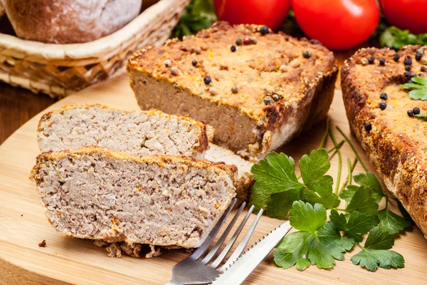 야채와 함께 전통적인 맛 있는 고기 페이트 — 스톡 사진