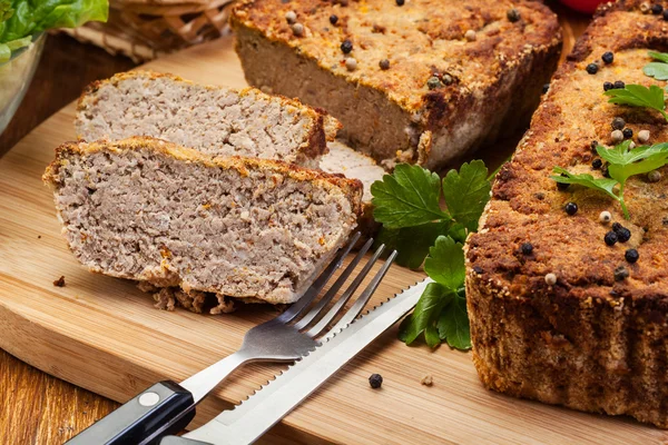 Traditional delicious meat pate with vegetables — Stock Photo, Image