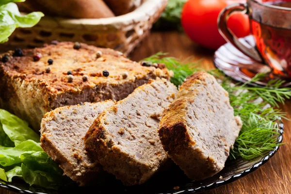 Pâté de viande traditionnel délicieux avec des légumes — Photo