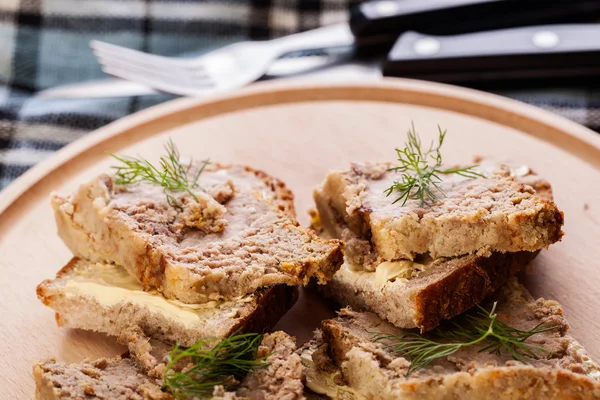 Sneetjes brood met gebakken pate — Stockfoto