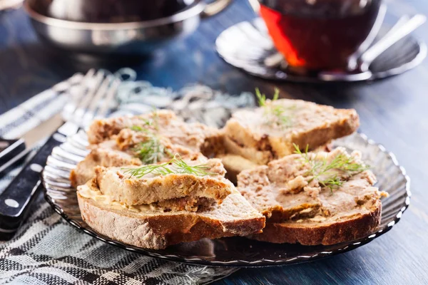 Rebanadas de pan con paté al horno —  Fotos de Stock