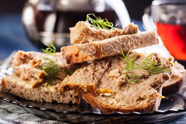 Brotscheiben mit gebackener Pastete — Stockfoto