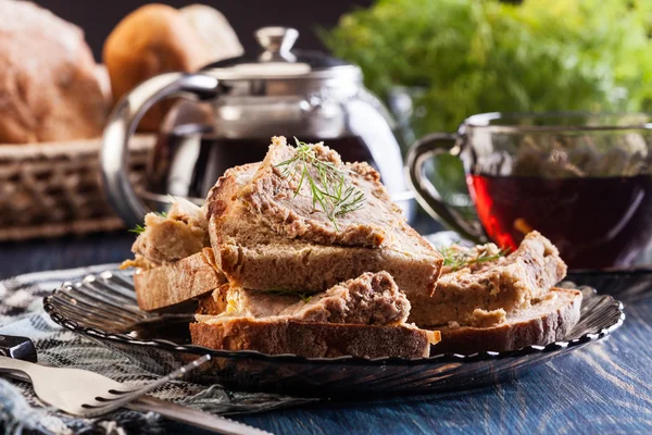 Rebanadas de pan con paté al horno — Foto de Stock