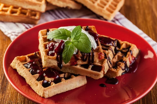 Gofres con salsa de chocolate, crema batida y confitura — Foto de Stock