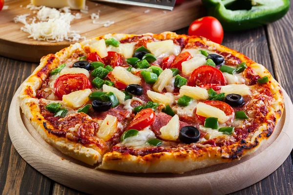 Pizza salam, zeytin, biber, soğan ve peynir ile Stok fotoğrafçılık