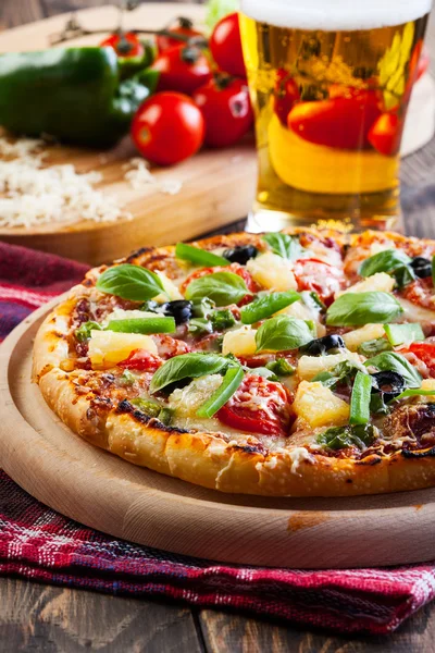 Pizza Hawaii mit Bier — Stockfoto