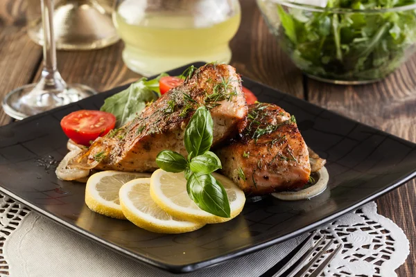 Filete de salmón frito con verduras —  Fotos de Stock