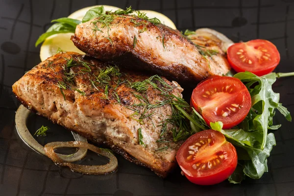 Sebzeli biftek kızarmış som balığı — Stok fotoğraf