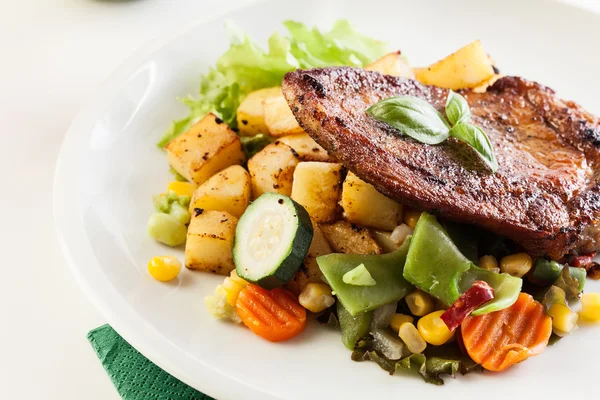 Porco frito com salada de batatas e legumes — Fotografia de Stock