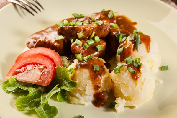 Gulasch med kokt potatis — Stockfoto