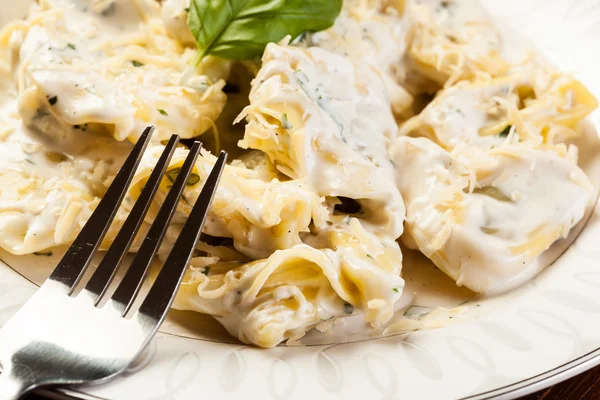 Tortellini italiano en salsa de crema —  Fotos de Stock