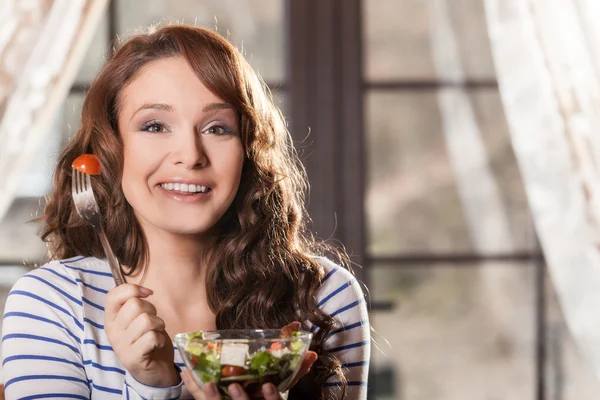 Junge Frau isst frischen Gemüsesalat — Stockfoto