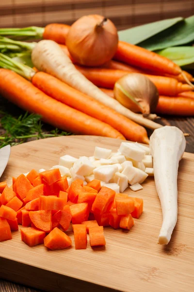 Verduras picadas en una tabla de cortar — Foto de Stock