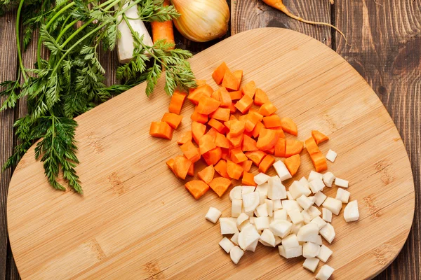 Verduras picadas en una tabla de cortar —  Fotos de Stock