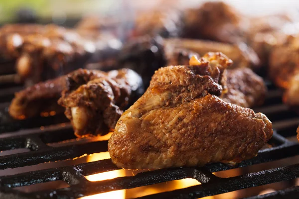 Grillen kippenvleugels op de barbecue grill — Stockfoto