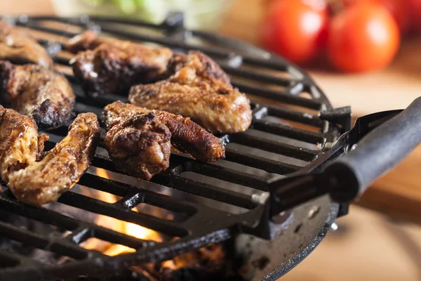 Griller les ailes de poulet sur le barbecue — Photo