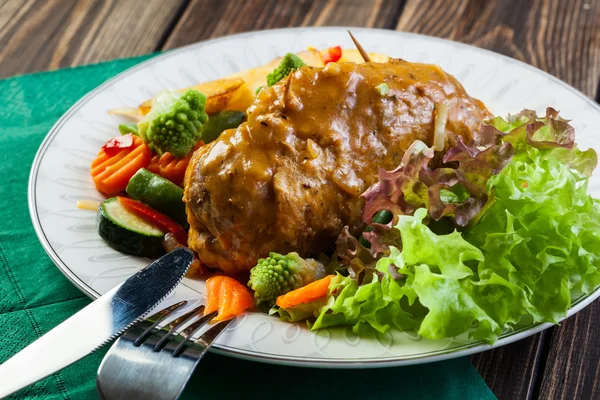 Rollos de cerdo con patatas y verduras preparadas — Foto de Stock