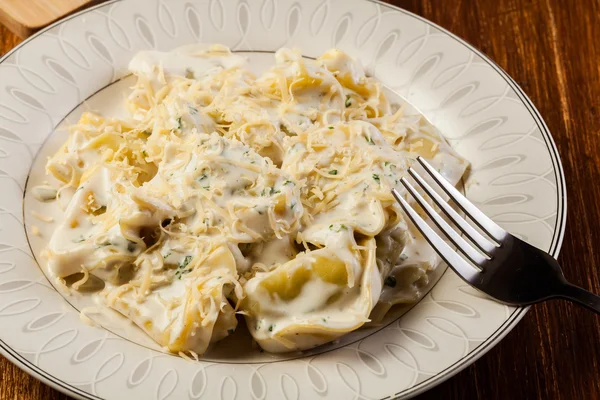 Italienska tortellini i gräddsås — Stockfoto