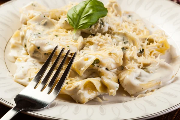 Italian tortellini in cream sauce — Stock Photo, Image