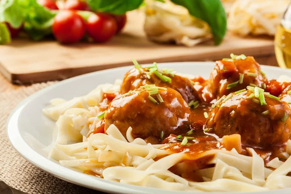 Fettuccine makarna ve domates soslu köfte — Stok fotoğraf