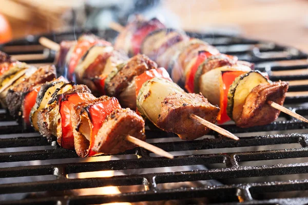 Schaschlik auf dem Grill grillen — Stockfoto