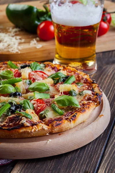 Pizza hawaii com cerveja — Fotografia de Stock