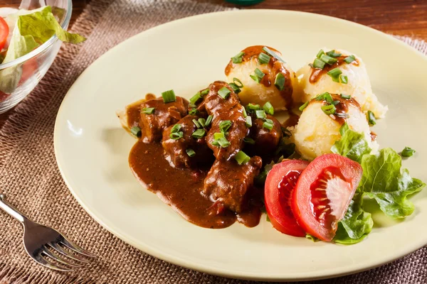 Goulash met gekookte aardappelen — Stockfoto