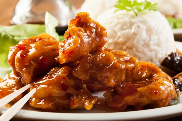 Fried chicken pieces with sweet and sour sauce — Stock Photo, Image