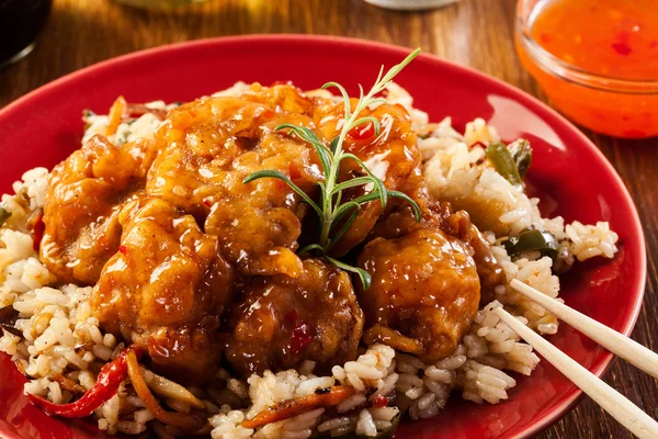 Frango frito com arroz e molho doce e azedo — Fotografia de Stock