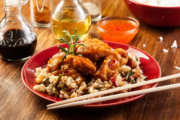 Frango frito com arroz e molho doce e azedo — Fotografia de Stock