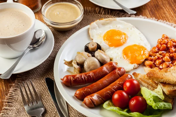 Desayuno inglés con salchichas — Foto de Stock