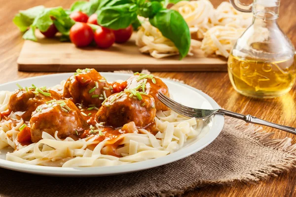 Pasta fettuccine y albóndigas con salsa de tomate —  Fotos de Stock