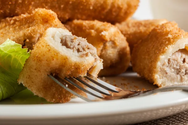 Croquetes com sopa de carne e beterraba — Fotografia de Stock