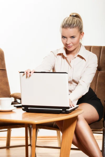Молодая деловая женщина, работающая с ноутбуком — стоковое фото