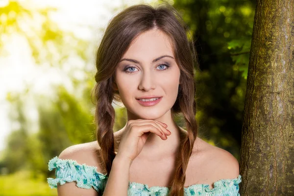 Femme dans le parc de printemps — Photo