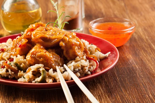 Frango frito com arroz e molho doce e azedo — Fotografia de Stock