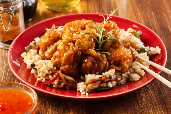 Жареная курица с рисом и сладким и кислым соусом — стоковое фото