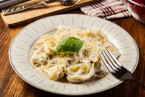 Tortellini italiano en salsa de crema —  Fotos de Stock