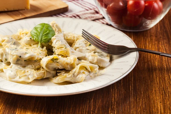 Krema soslu İtalyan tortellini — Stok fotoğraf