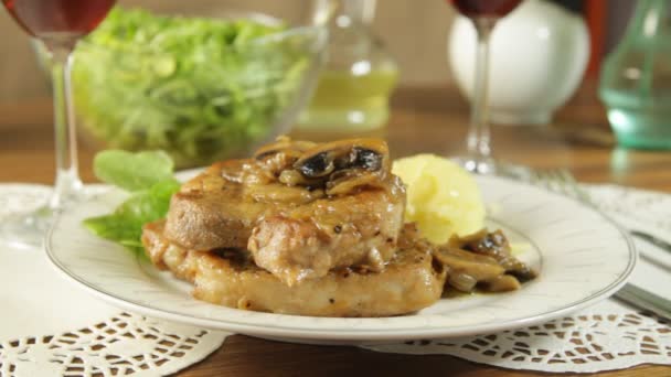 Gebakken karbonade met champignons en aardappelen — Stockvideo