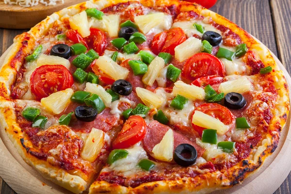 Frisch gebackene Pizza Hawaii — Stockfoto