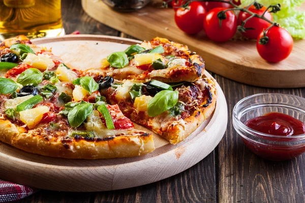 Pizza hawaii met bier — Stockfoto