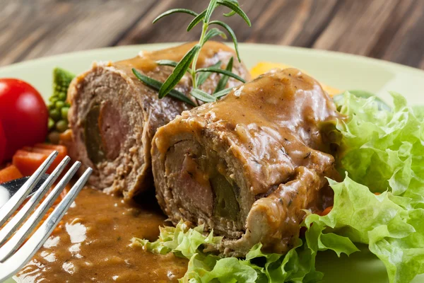 Pork rolls with prepared potatoes and vegetables — Stock Photo, Image