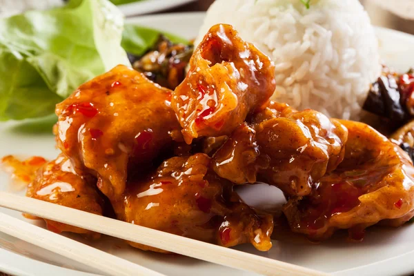 Fried chicken pieces with sweet and sour sauce — Stock Photo, Image