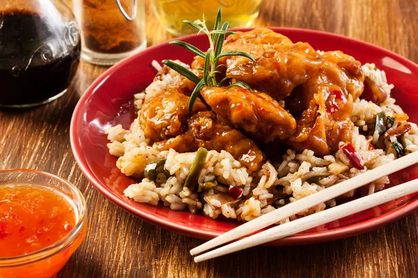 Smažené kuře s rýží a sladké a kyselé omáčce — Stock fotografie