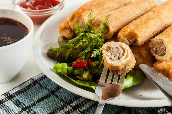 Croquetes com sopa de carne e beterraba — Fotografia de Stock