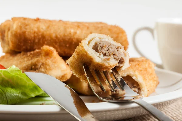 Croquetes com sopa de carne e beterraba — Fotografia de Stock