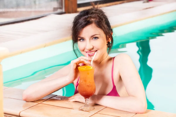 Jovem mulher sorrindo em uma piscina — Fotografia de Stock