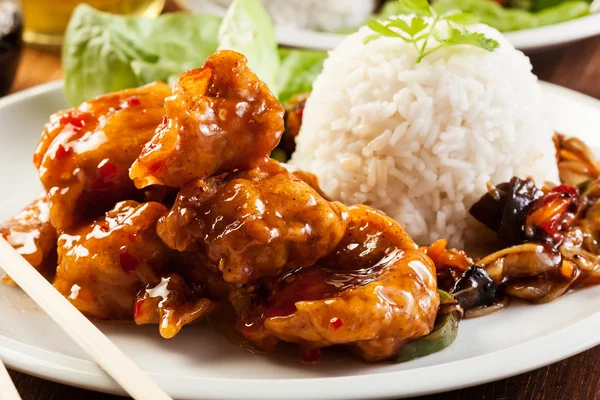 Fried chicken pieces with sweet and sour sauce — Stock Photo, Image