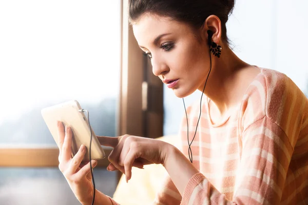 Femme assise dans le salon et écouter de la musique — Photo